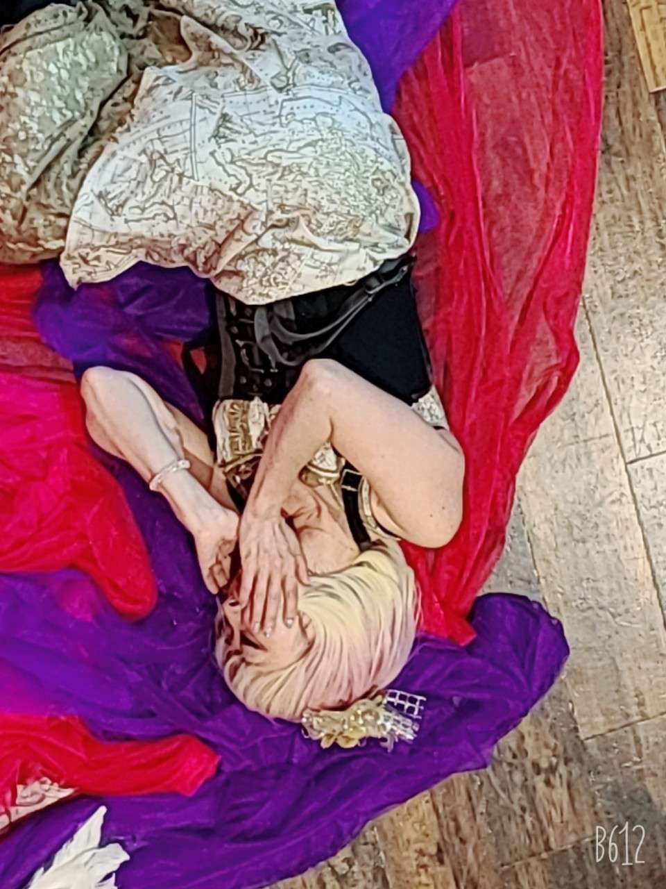 床に寝る女性画像